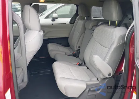 2021 Toyota Sienna Le z USA, uszkodzony, nr VIN 5TDKSKFC7MS007904